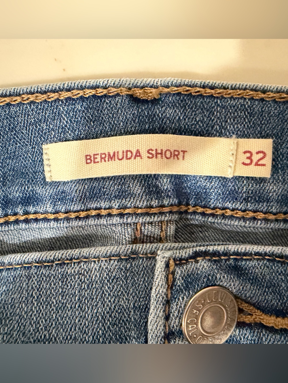 LEVIโS Womenโs Distressed Bermuda Stretch Shorts Size 32 - Picture 5 of 14